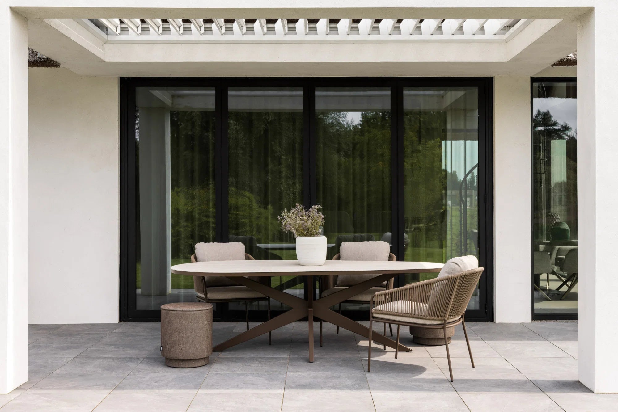 2026-yoi---alu-bronze-travertin-240x110-tear-drop-shape-table-tropea---alu-bronze-rope-toffee-cushion-flax-beige-aw-dining-table-forio-_1.webp